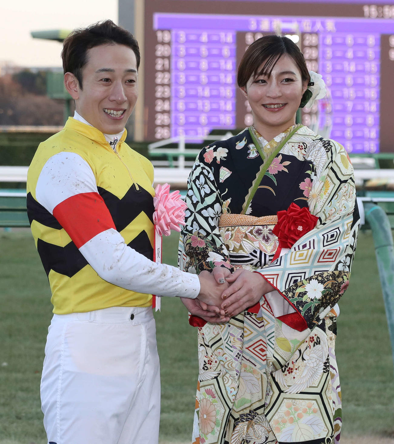 プレゼンターの角田夏実さん（右）と写真に納まる藤岡佑騎手（撮影・丹羽敏通）