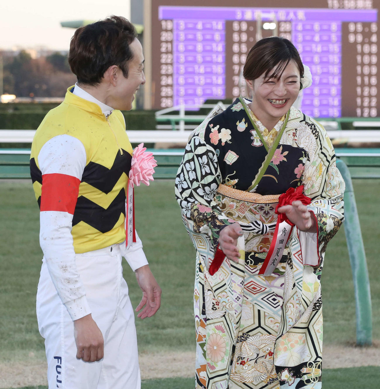 カメラマンからの藤岡佑騎手に巴投げをのリクエストに笑い転げる角田夏実さん（撮影・丹羽敏通）