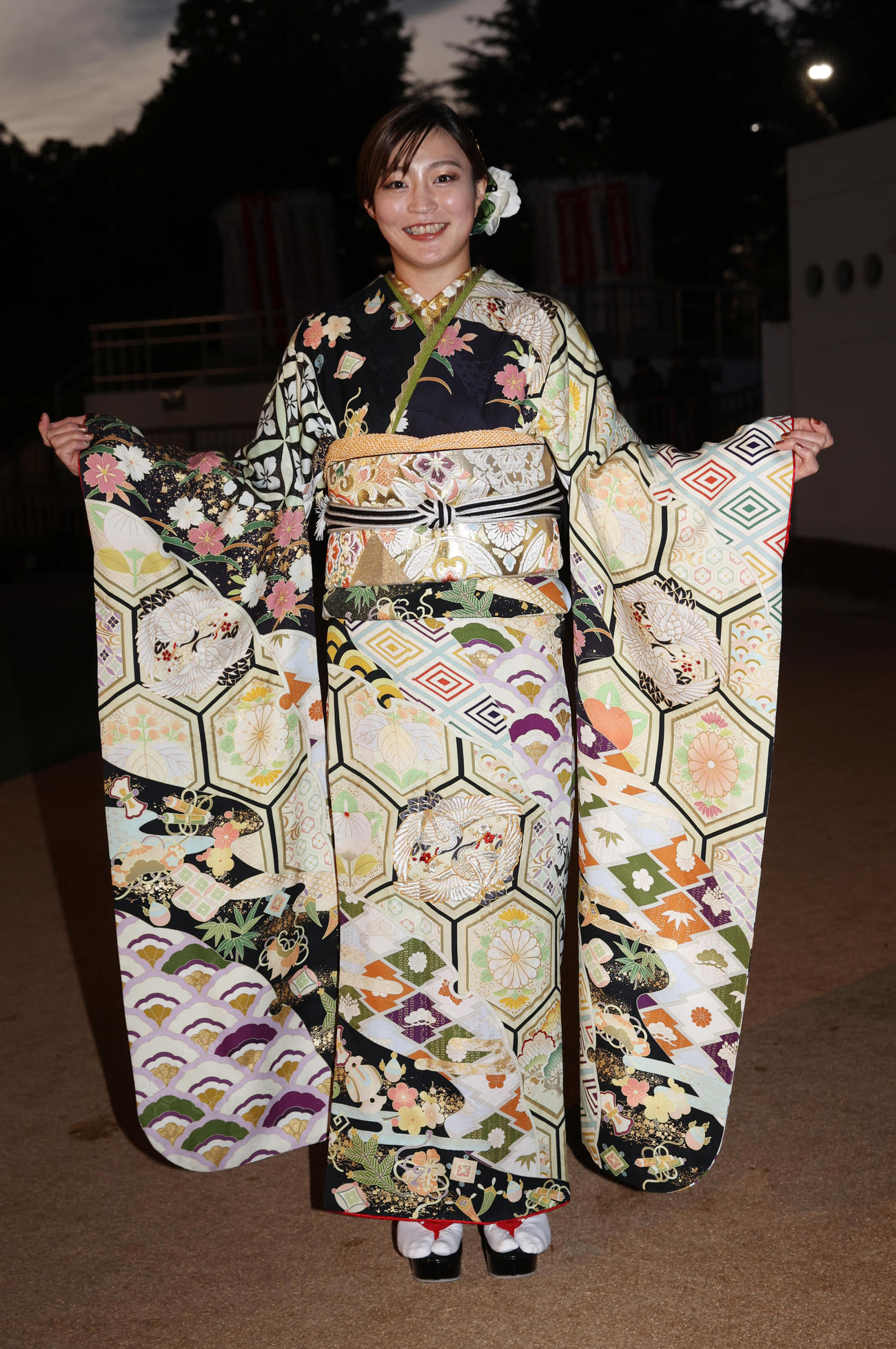 日刊スポーツ賞中山金杯の後、トークショーする振り袖姿の角田夏実パリ五輪柔道金メダリスト（撮影・柴田隆二）