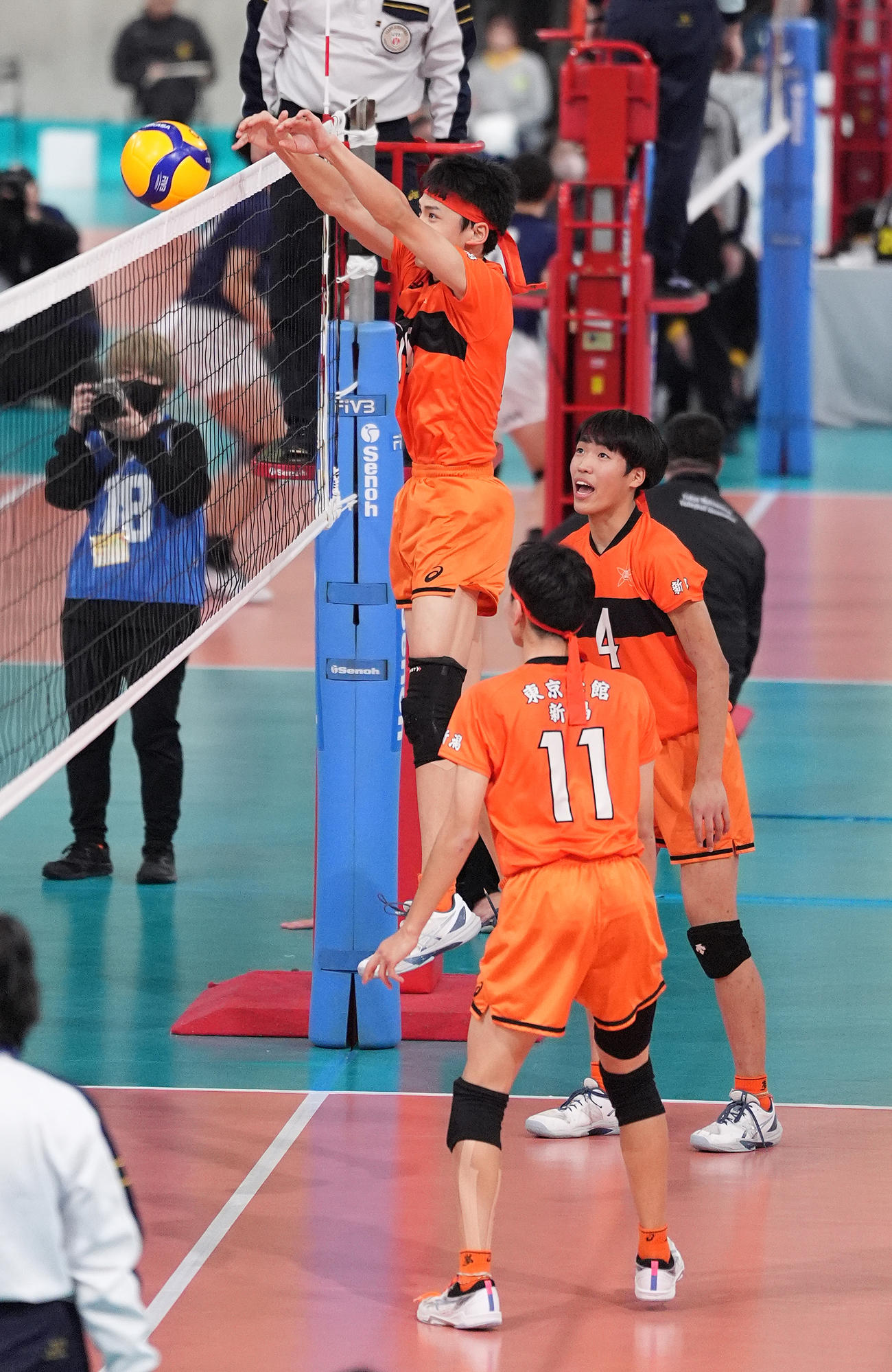 鳥取中央育英対東京学館新潟　第2セット、打ち返す東京学館新潟・佐藤（撮影・鈴木みどり）