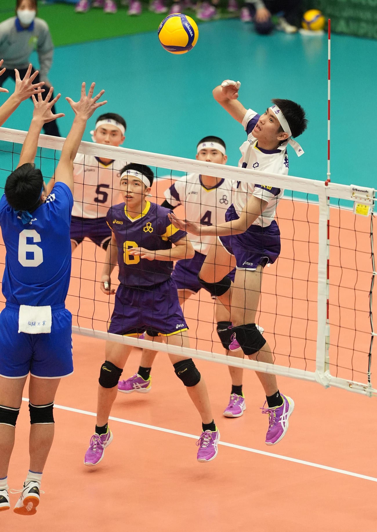 雄物川対松阪工　第1セット、打ち返す雄物川・佐々木（撮影・鈴木みどり）