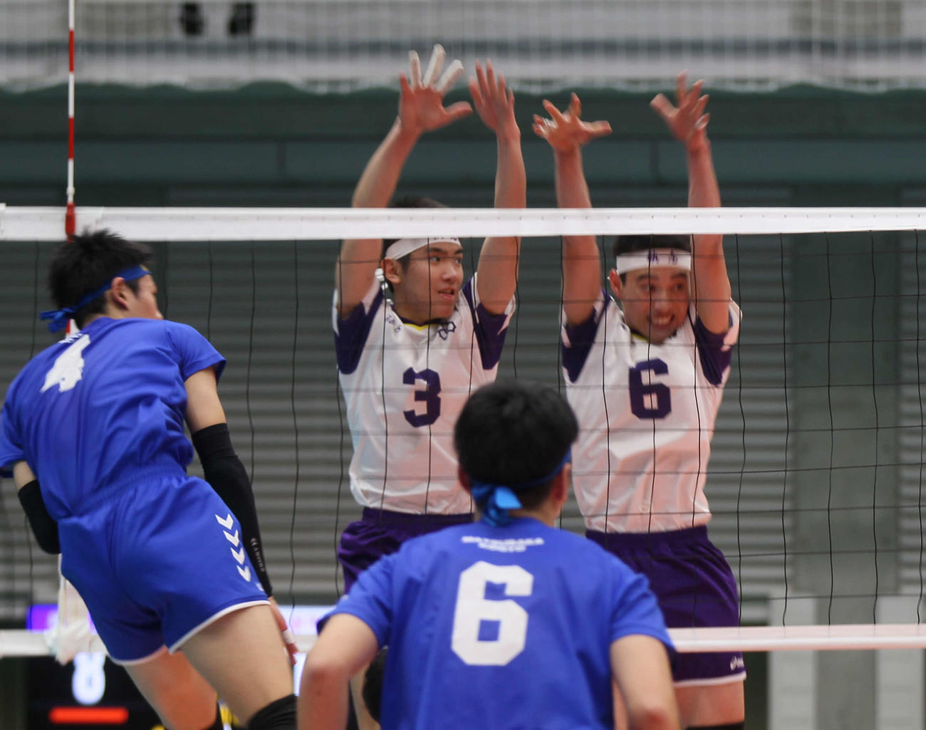 雄物川対松坂工　第3S、ブロックをする雄物川・佐々木（左）と高橋星（撮影・高橋香奈）