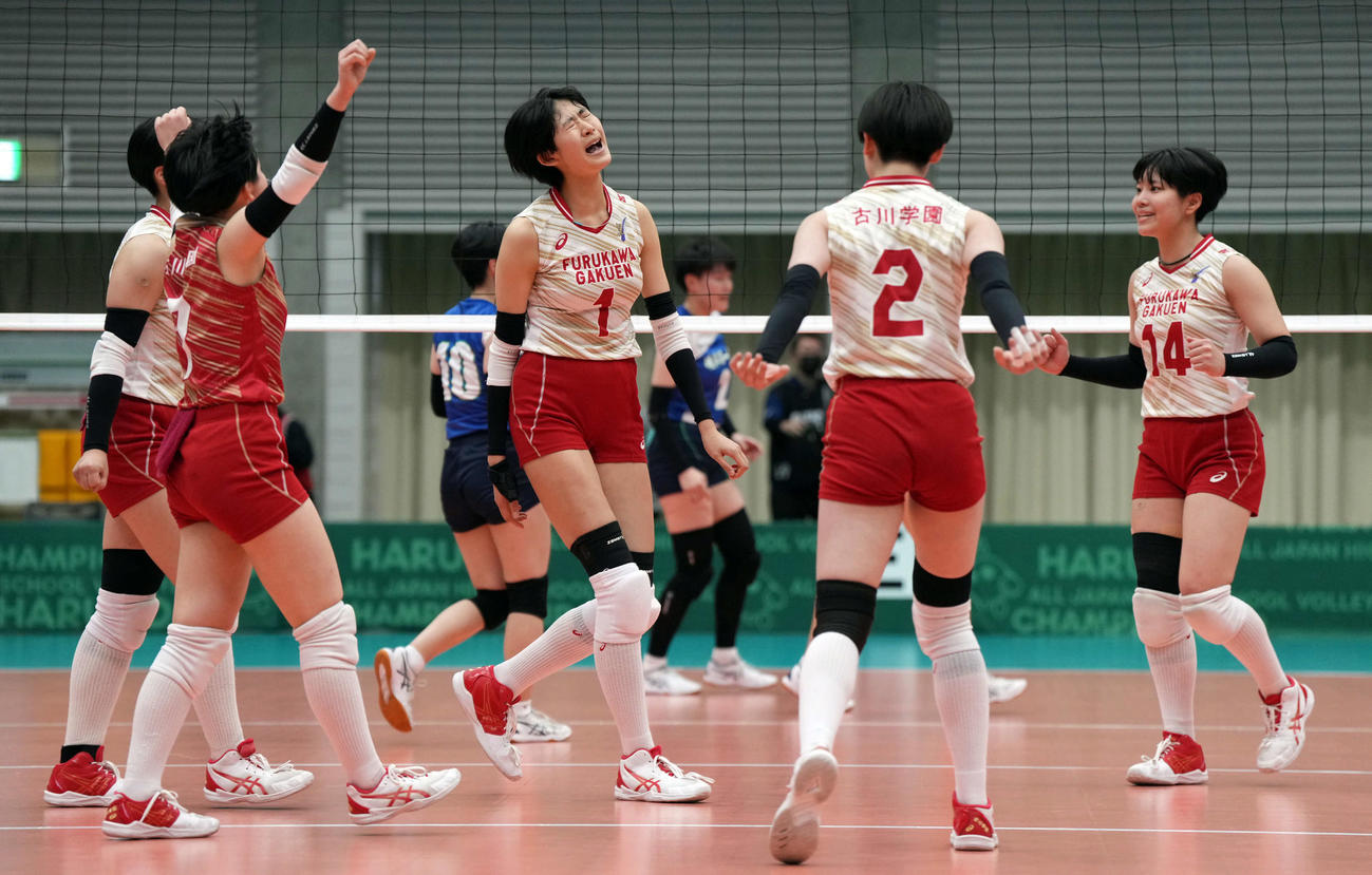 古川学園対岐阜第一　ポイントを奪いほえる古川学園・中川（中央）ら選手たち（撮影・たえ見朱実）
