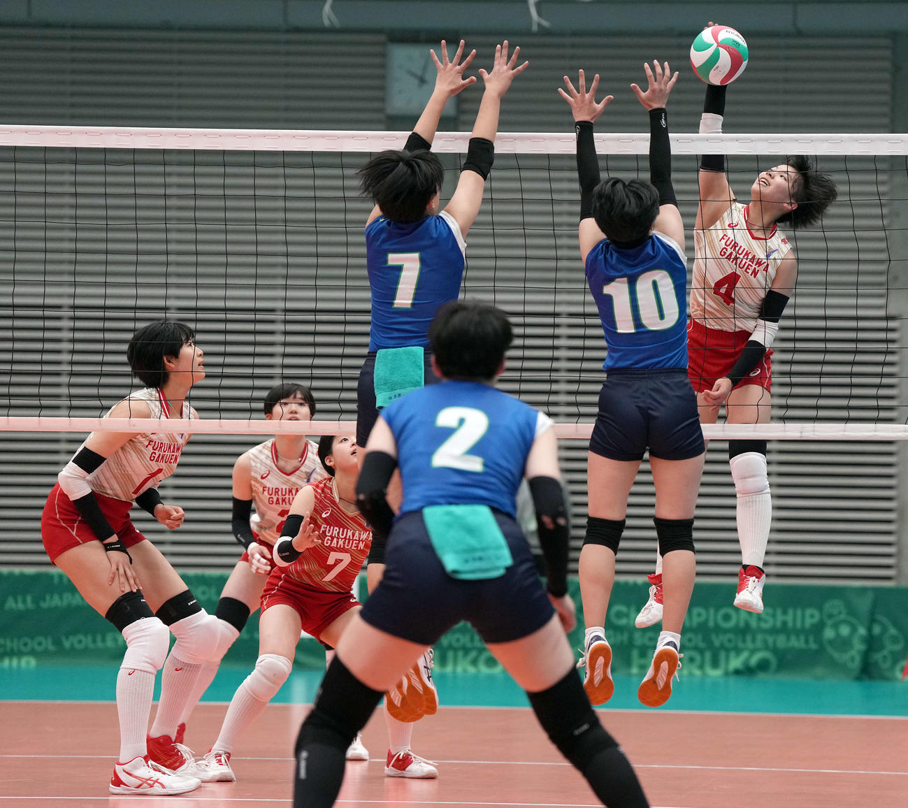 古川学園対岐阜第一　スパイクを放つ古川学園・中山（右端）（撮影・たえ見朱実）