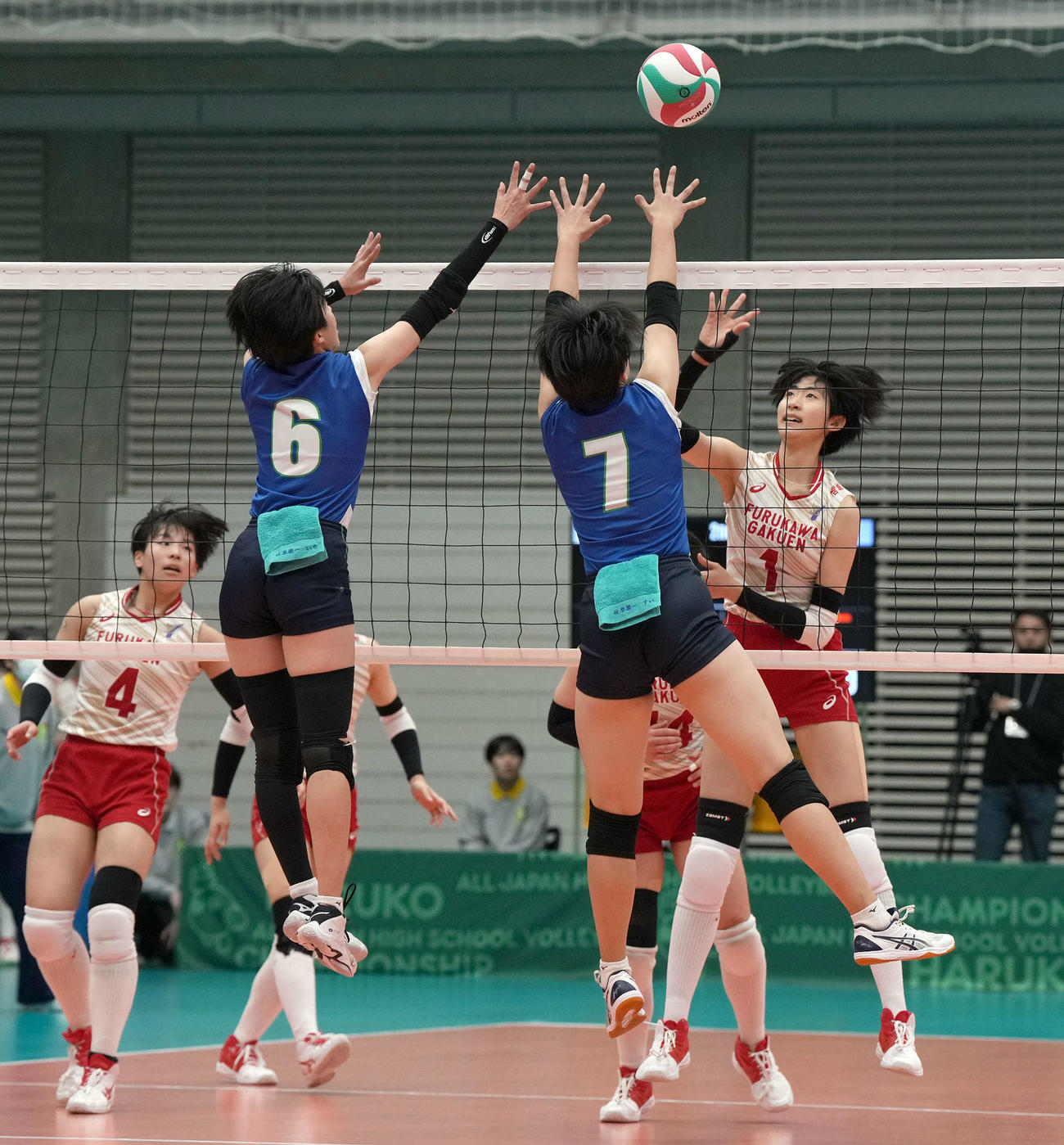 古川学園対岐阜第一　スパイクを放つ古川学園・中川（右端）（撮影・たえ見朱実）