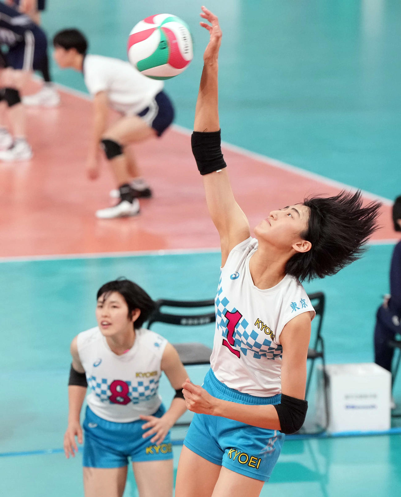 福井工大福井対共栄学園　スパイクを放つ共栄学園・秋本（撮影・たえ見朱実）