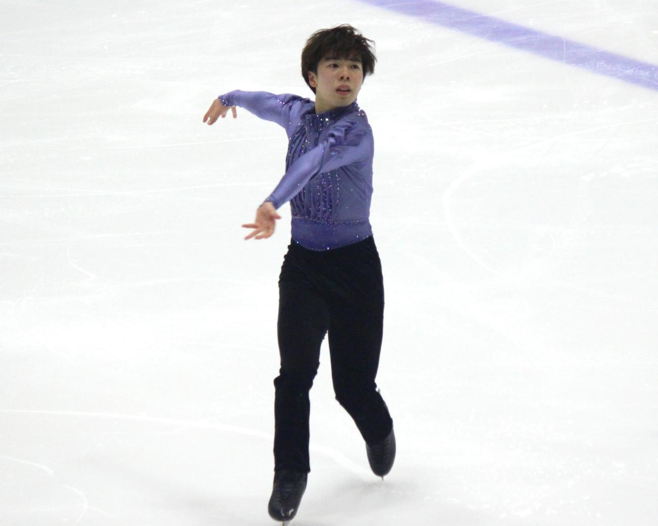 ショートプログラムを演じる佐藤（撮影・勝部晃多）