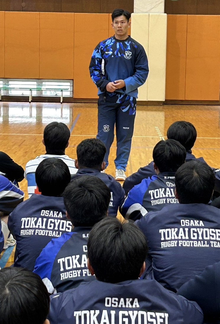 練習を終え、チームメートに話をする東海大大阪仰星フランカー青野主将（奥）（撮影・佐藤究）
