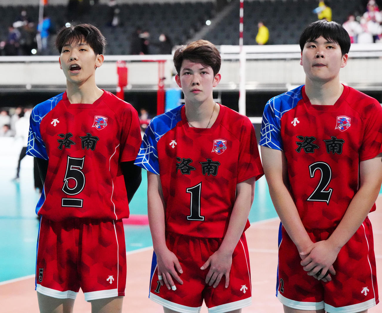 男子2回戦　弘前工に勝利し、あいさつする中上（左）ら洛南の選手たち（撮影・江口和貴）