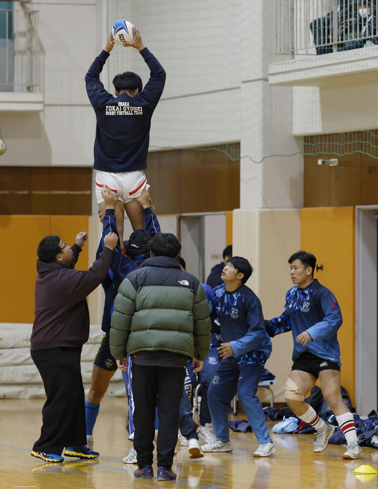 全国高校ラグビー大会の決勝に向け調整する東海大大阪仰星の選手ら
