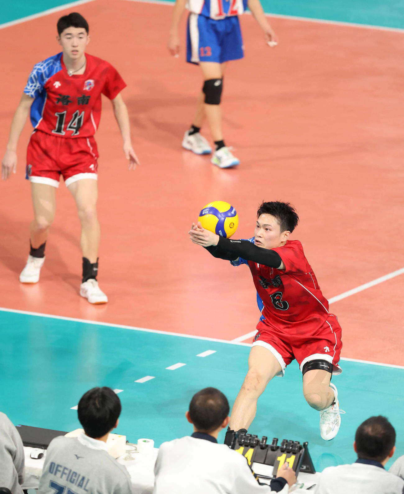 川内商工対洛南　第2セット、ボールに食らい付く洛南・樋口（撮影・河田真司）