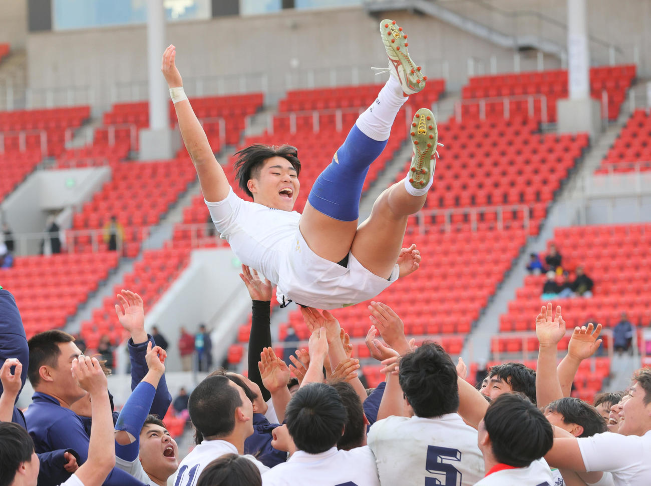 桐蔭学園対東海大大阪仰星　優勝した桐蔭学園フィフティーンは古賀（上）を胴上げして喜び合う（撮影・上山淳一）