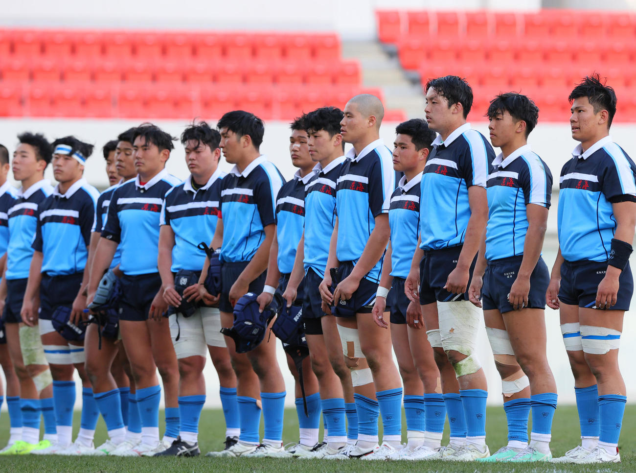 桐蔭学園対東海大大阪仰星　表彰式で整列する準優勝の東海大大阪仰星の選手たち（撮影・上山淳一）