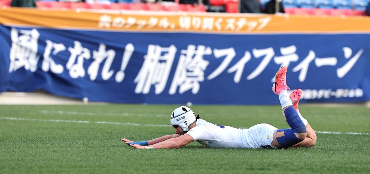 桐蔭学園対東海大大阪仰星　後半、中央へトライを決めた桐蔭学園・丹羽はダイビングして喜ぶ（撮影・上田博志）