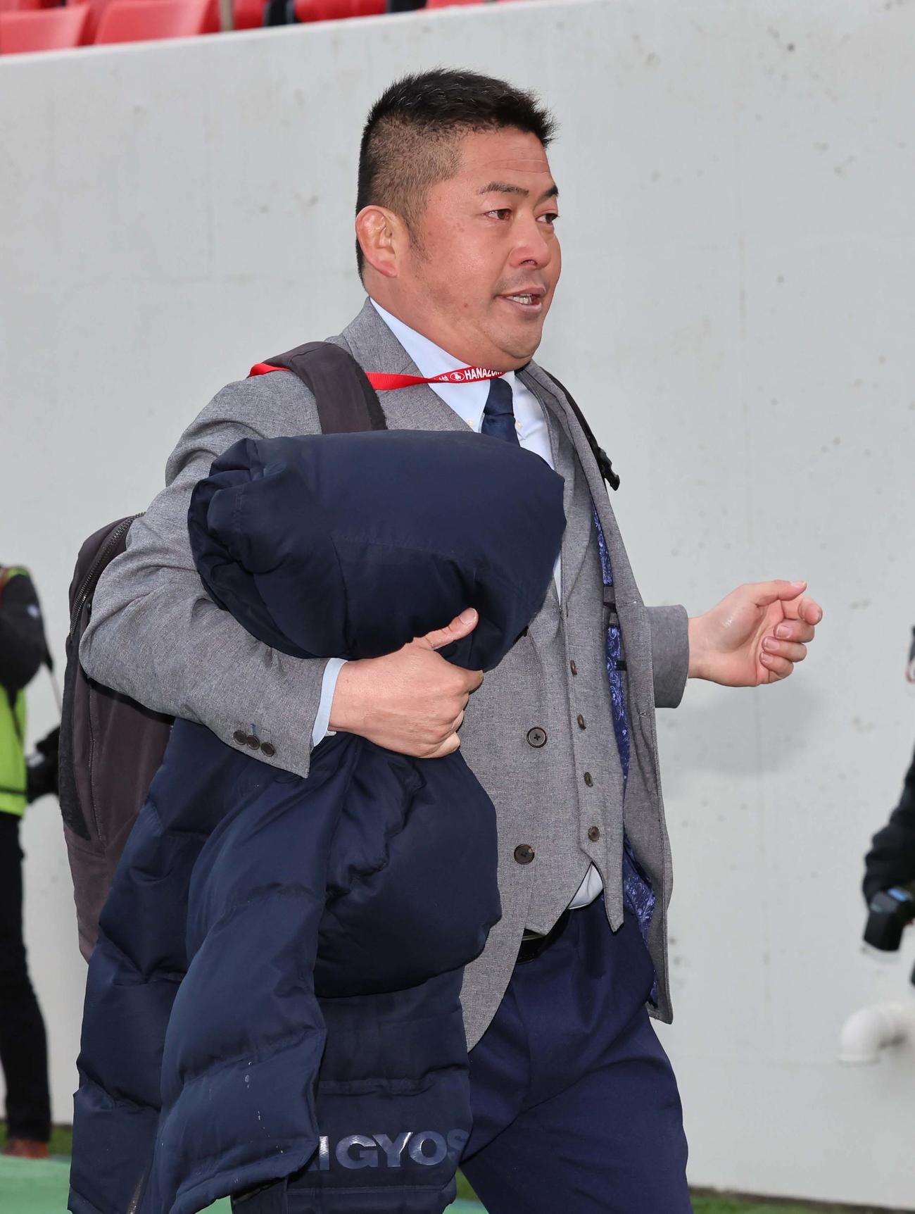 グラウンドを引き揚げる東海大大阪仰星・湯浅監督（撮影・上田博志）