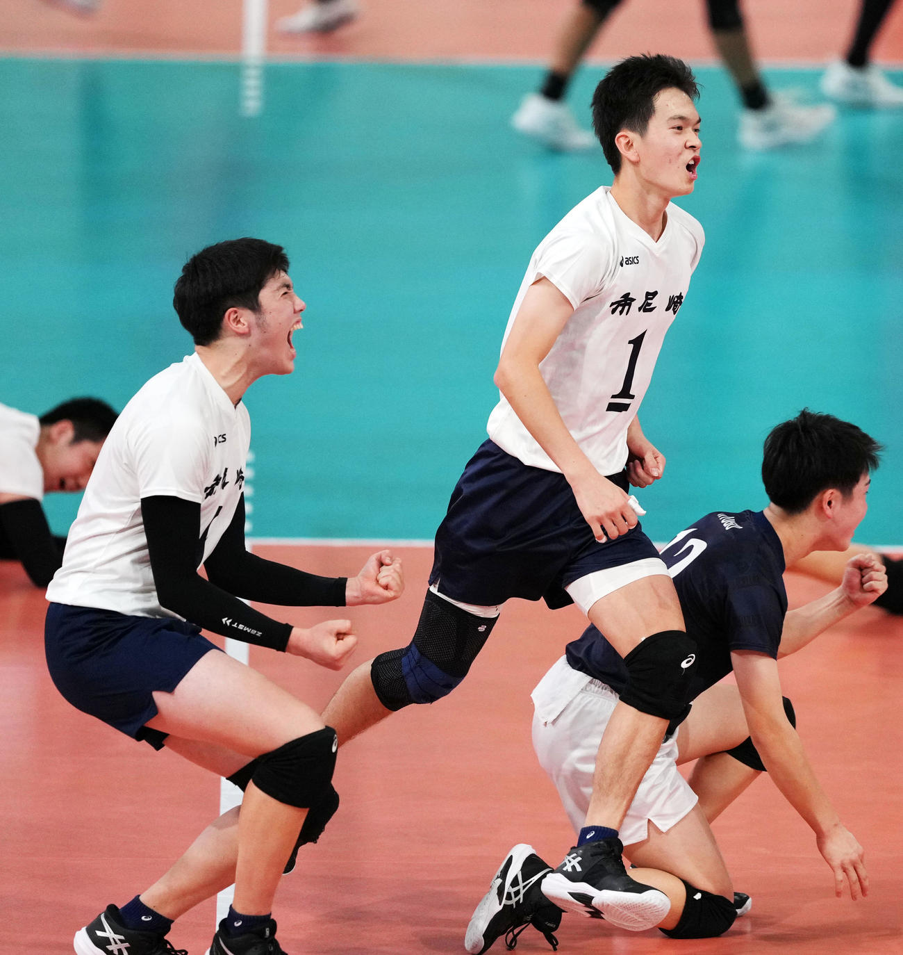 市立尼崎対福井工大福井　準決勝進出を決め歓喜するハントラクル星夏（左）ら市立尼崎の選手たち（撮影・横山健太）
