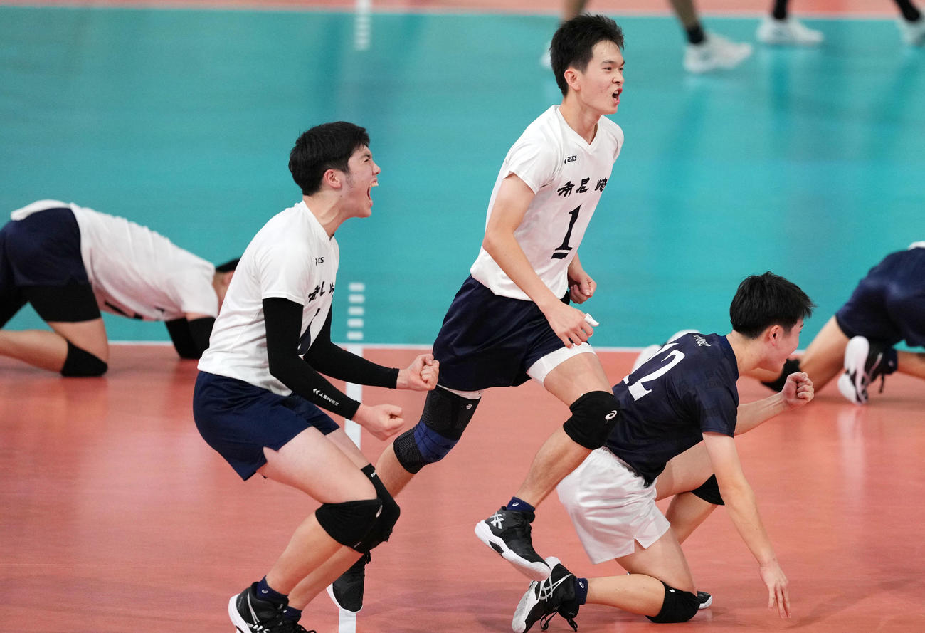 市立尼崎対福井工大福井　準決勝進出を決め歓喜するハントラクル星夏（左）ら市立尼崎の選手たち（撮影・横山健太）