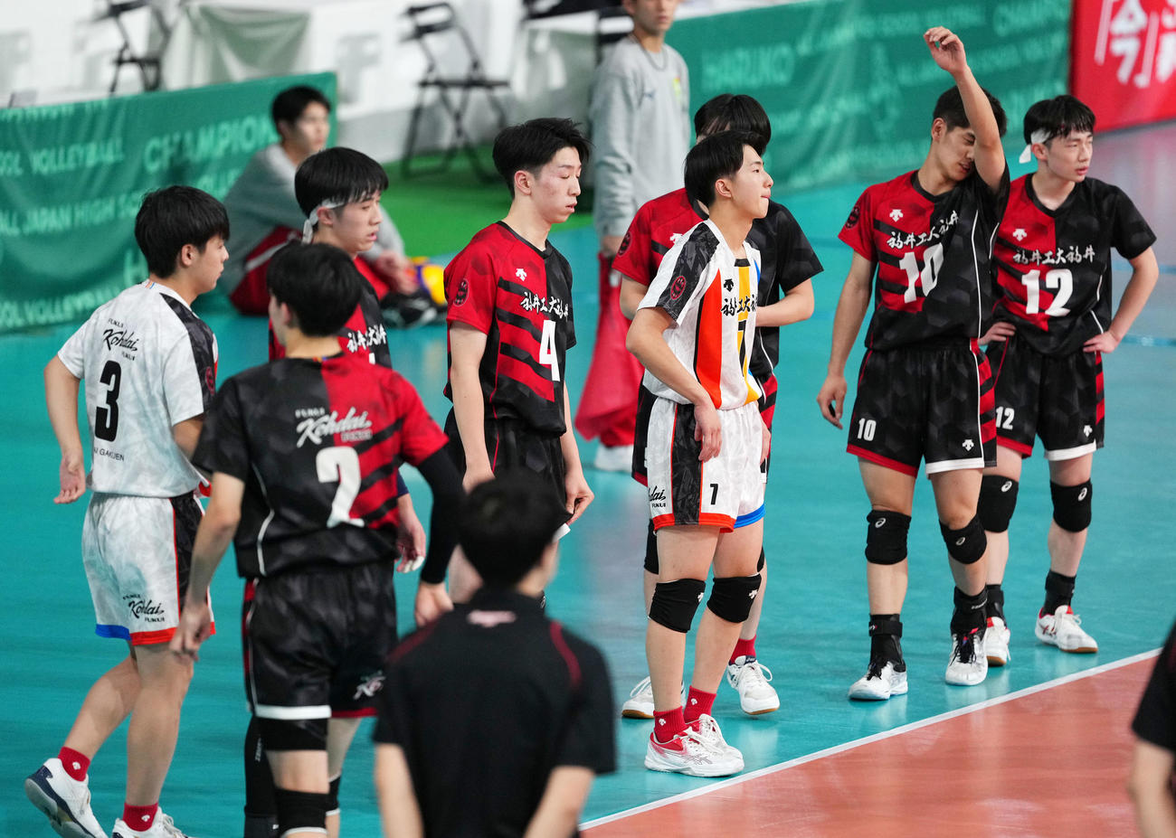 市立尼崎対福井工大福井　市立尼崎に敗れ肩を落とす福井工大福井の選手たち（撮影・横山健太）