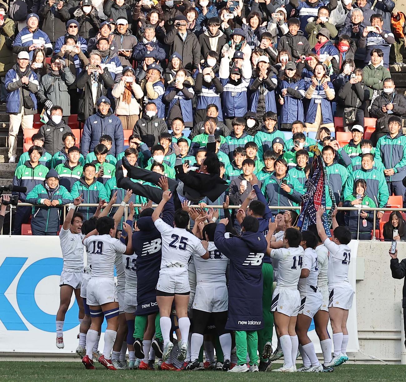 第104回全国高校ラグビー・決勝　桐蔭学園対東海大大阪仰星　優勝した桐蔭学園・藤原監督はフィフティーンから胴上げされる（撮影・上田博志）