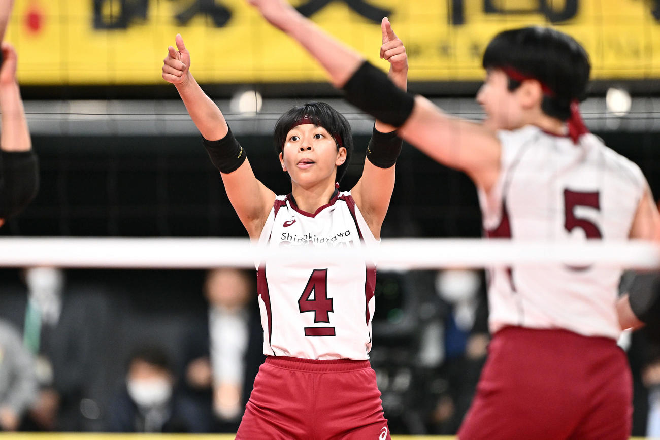 下北沢成徳対誠英　ポイントを奪いポーズを決める下北沢成徳・イェーモン（撮影・滝沢徹郎）
