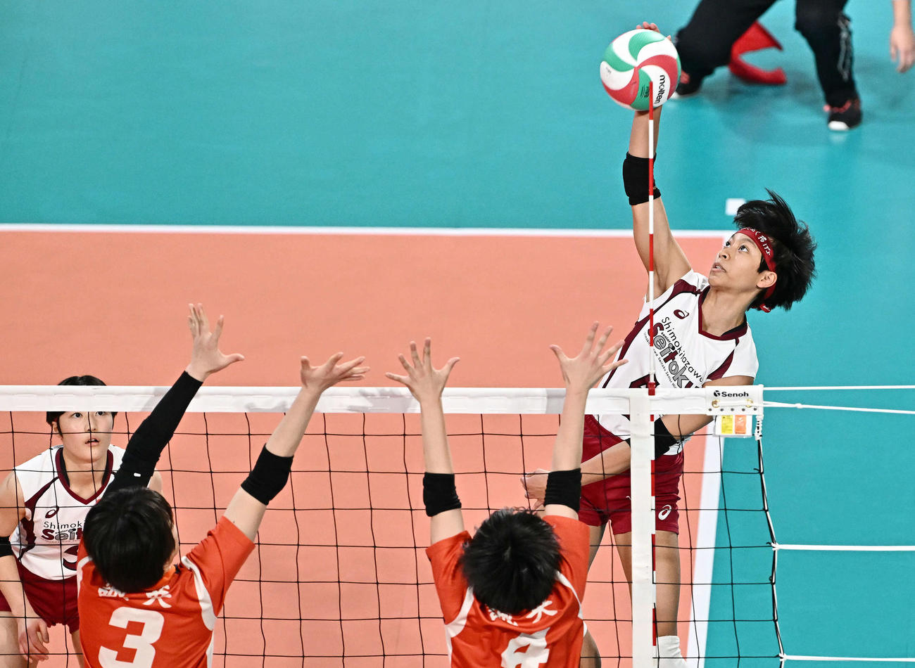 下北沢成徳対誠英　スパイクを放つ下北沢成徳・イェーモン（右）（撮影・滝沢徹郎）