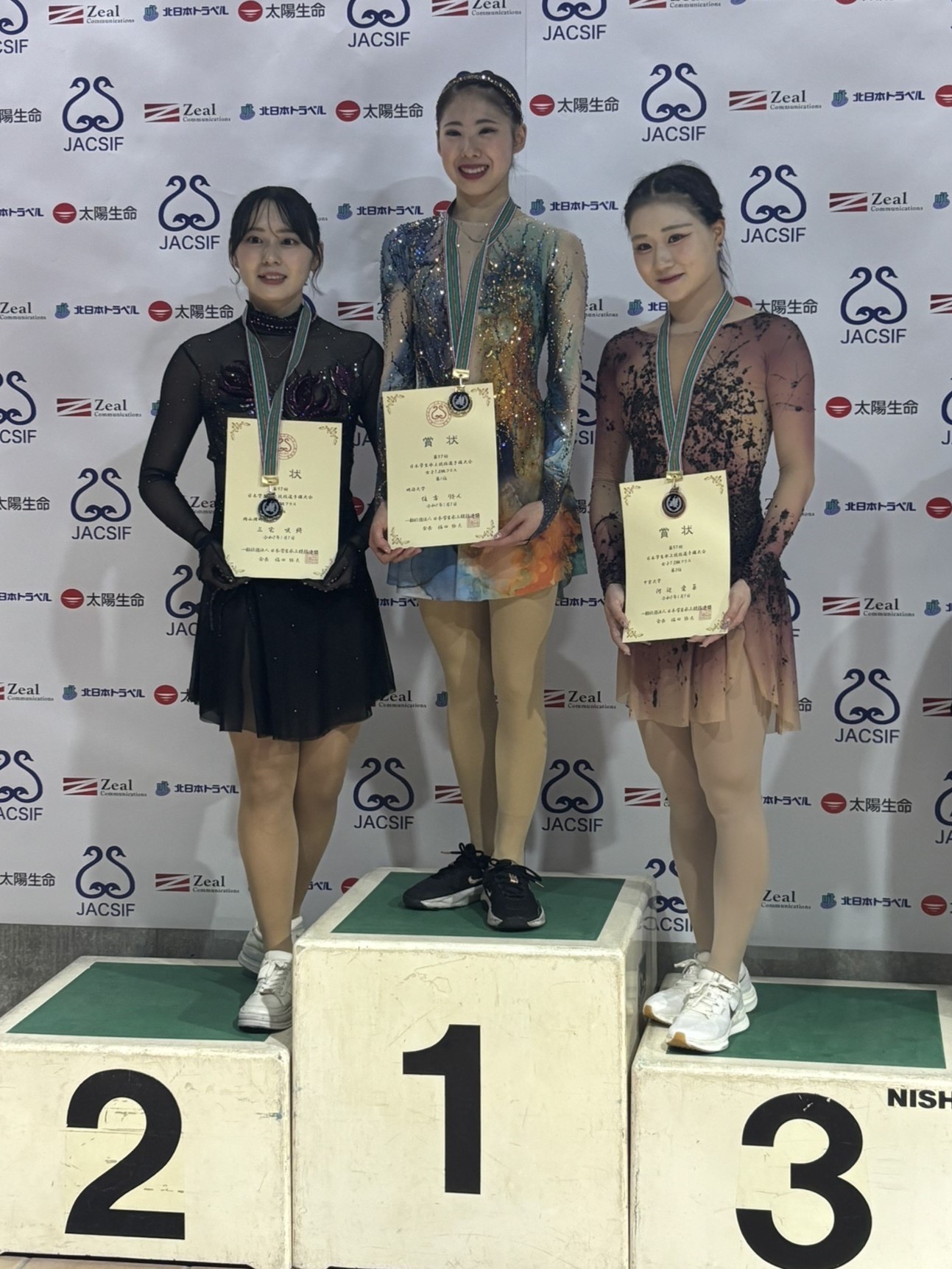 日本氷上競技選手権大会の表彰台に立つ（左から）三宅、住吉、河辺（撮影・勝部晃多）