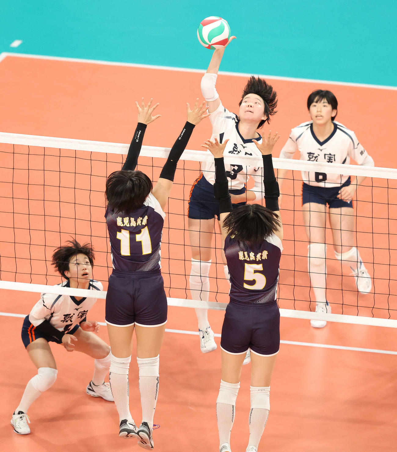 就実対鹿児島実　第2セット、スパイクを放つ就実・比留間（撮影・河田真司）