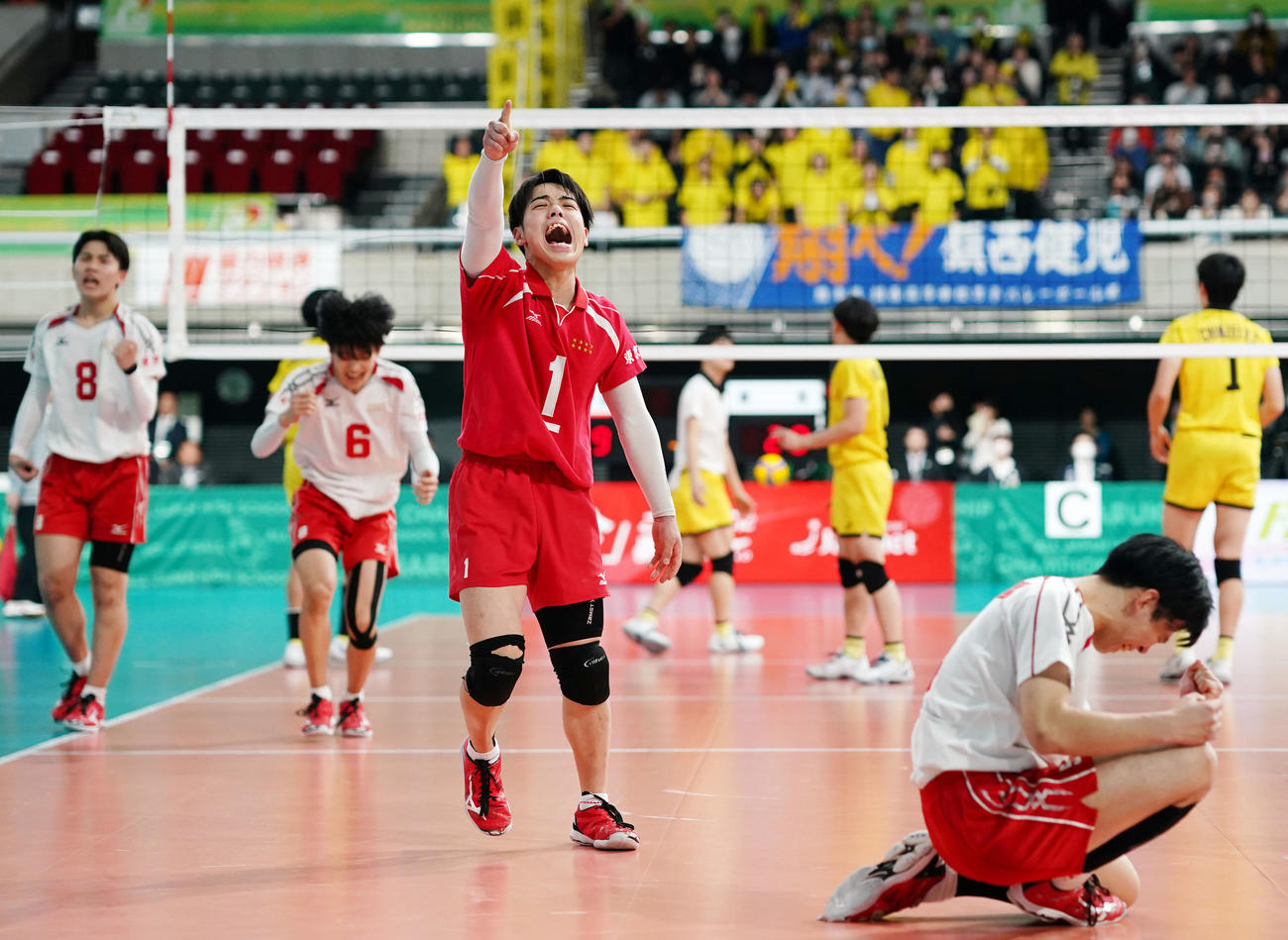 東亜学園対鎮西　準決勝進出を決め歓喜する菊池（中央）ら東亜学園の選手たち（撮影・横山健太）