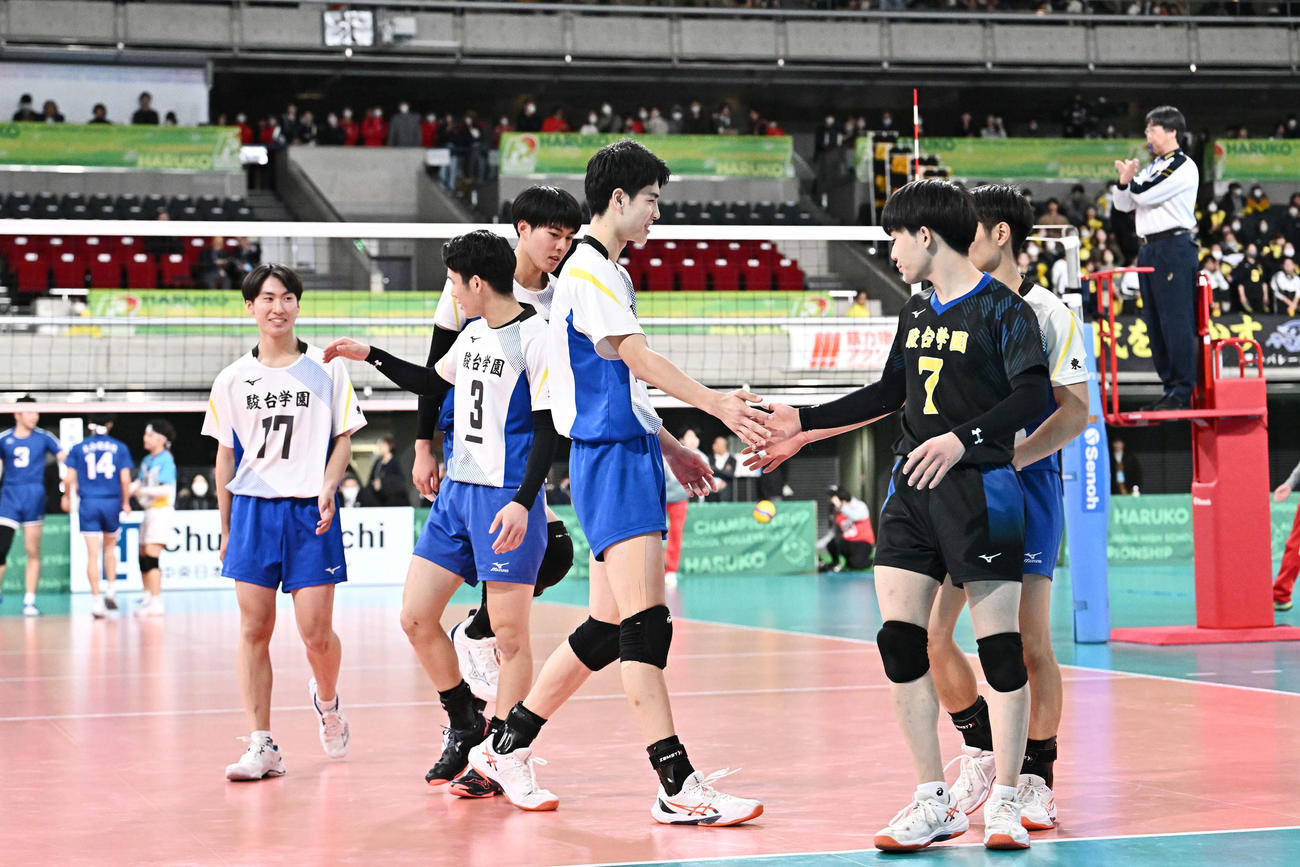 駿台学園対大分南　準々決勝進出を決めタッチをかわす駿台学園・川野（左から4人目）ら（撮影・滝沢徹郎）