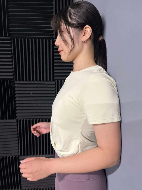 両肘を壁につき、角度90度くらいに曲げる