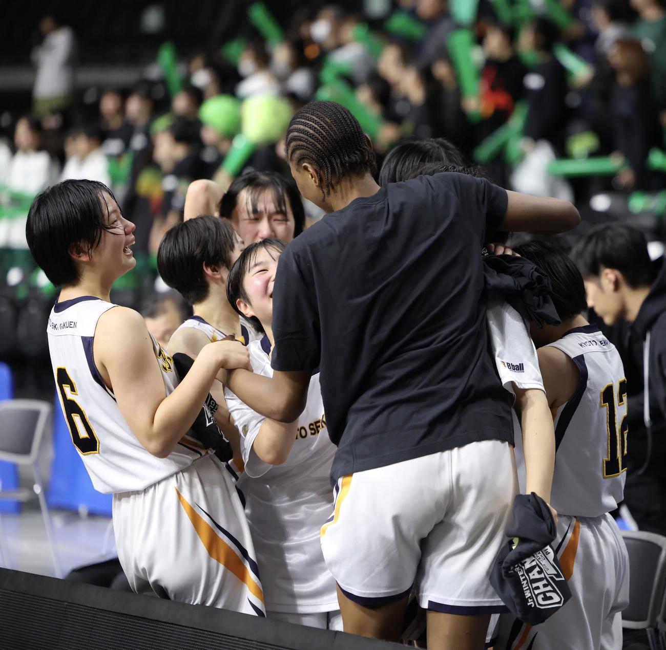 京都精華学園対HOOPS4HOPE　女子優勝を決め歓喜する京都精華学園の選手たち（撮影・河田真司）