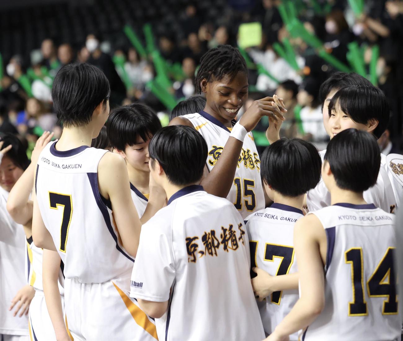 京都精華学園対HOOPS4HOPE　女子優勝を決め歓喜する京都精華学園の選手たち（撮影・河田真司）