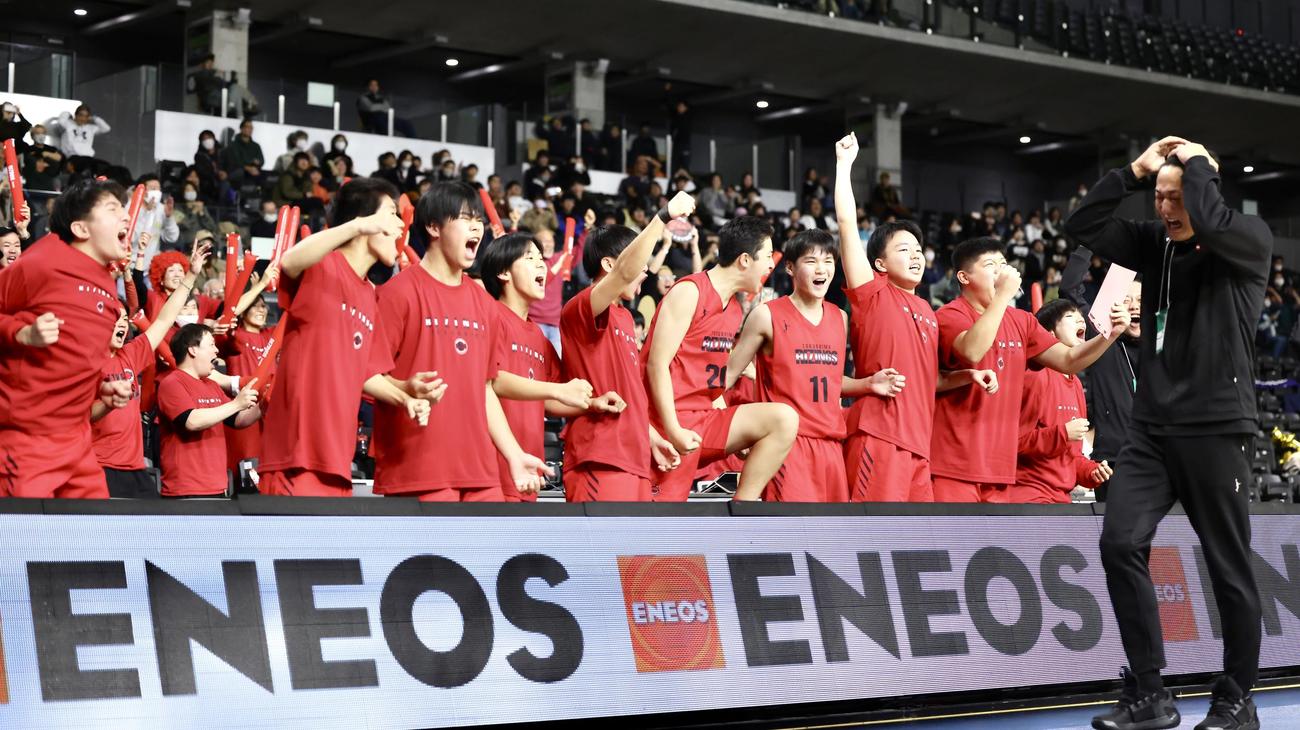 琉球ゴールデンキングスU15対RIZINGS徳島　優勝を決め盛り上がるRIZINGS徳島ベンチ（撮影・河田真司）
