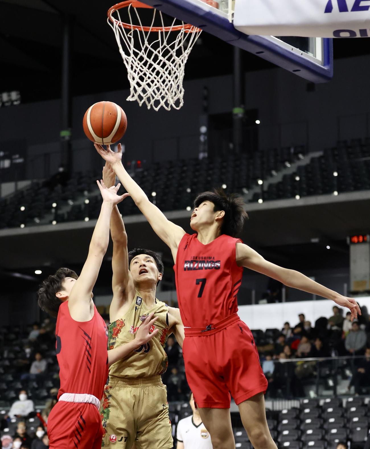 琉球ゴールデンキングスU15対RIZINGS徳島　第1Q、ゴール下で競り合うRIZINGS徳島・平岡（右）（撮影・河田真司）