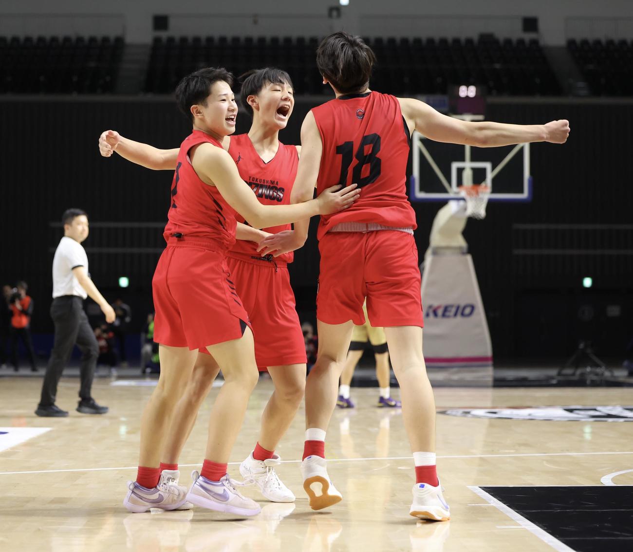 琉球ゴールデンキングスU15対RIZINGS徳島　優勝を決め歓喜するRIZINGS徳島・佐々木ら（左）（撮影・河田真司）
