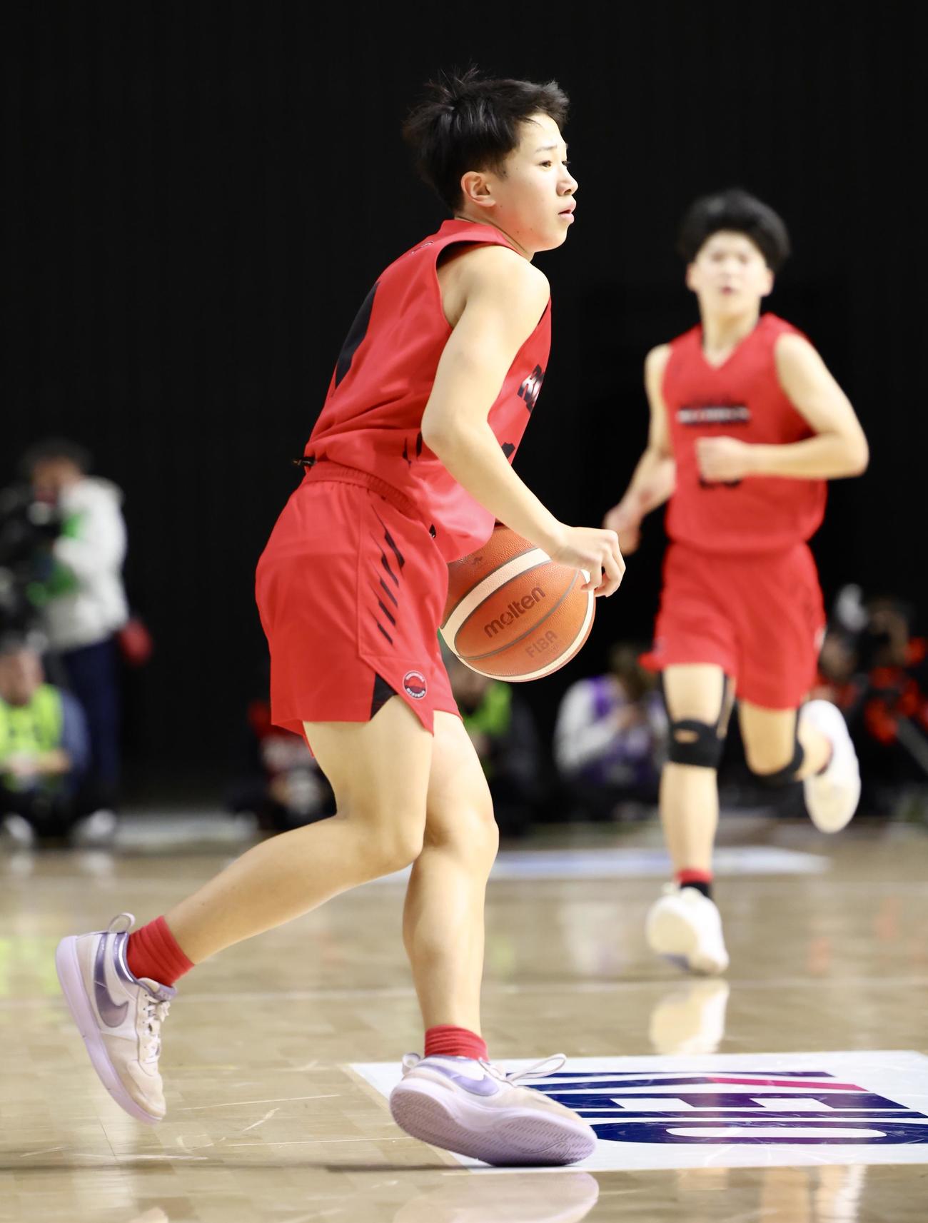 琉球ゴールデンキングスU15対RIZINGS徳島　第3Q、ドリブルで様子を見るRIZINGS徳島・佐々木（撮影・河田真司）