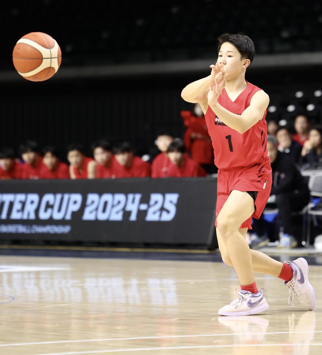 琉球ゴールデンキングスU15対RIZINGS徳島　第3Q、ボールを回すRIZINGS徳島・佐々木（撮影・河田真司）