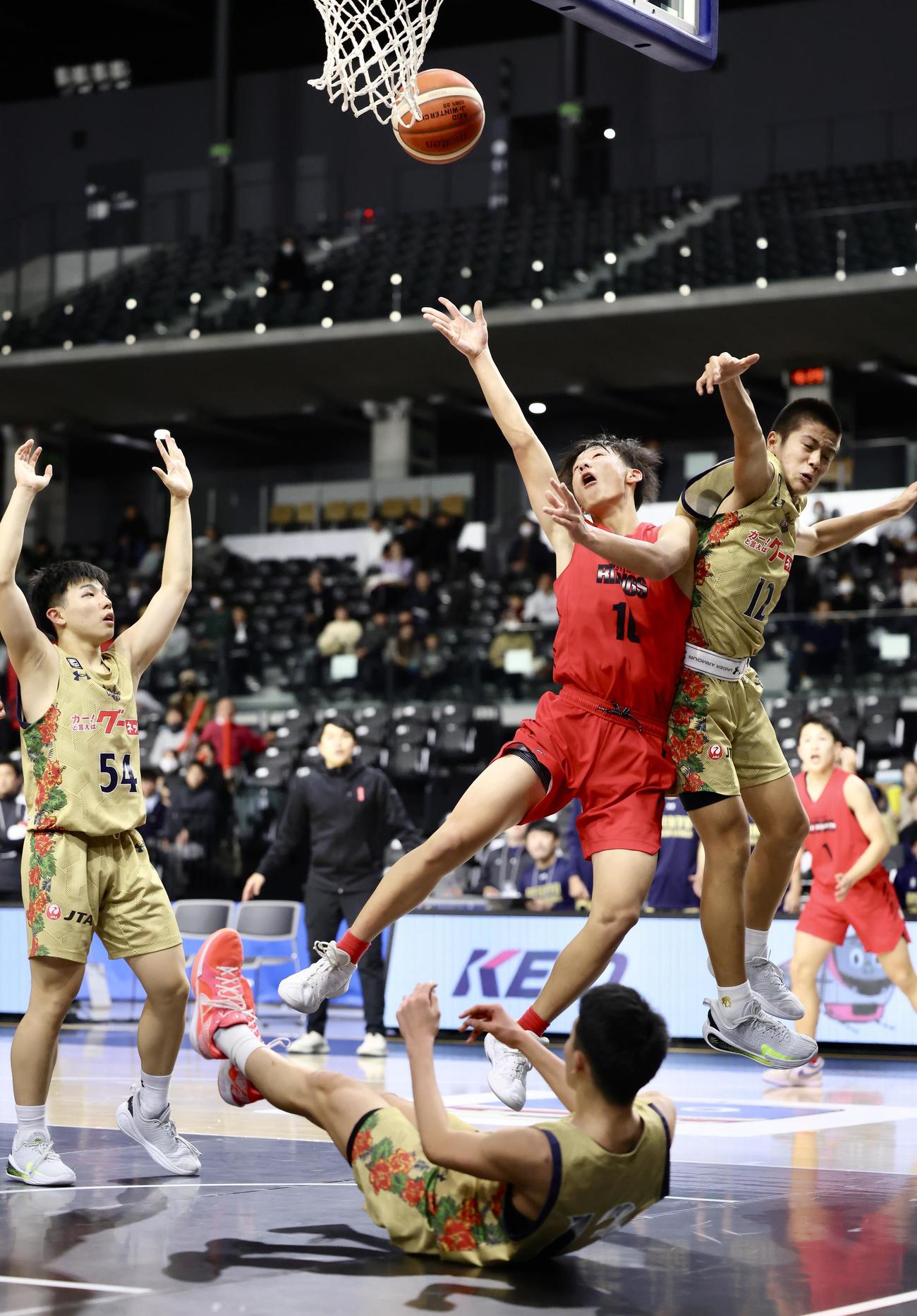 琉球ゴールデンキングスU15対RIZINGS徳島　第3Q、シュートを放つRIZINGS徳島・小畠（撮影・河田真司）