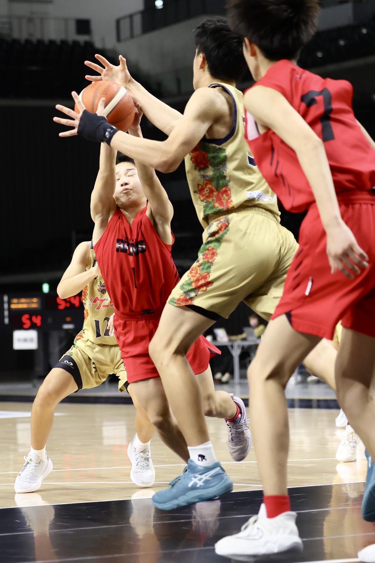 琉球ゴールデンキングスU15対RIZINGS徳島　第4Q、競り合うRIZINGS徳島・佐々木（撮影・河田真司）