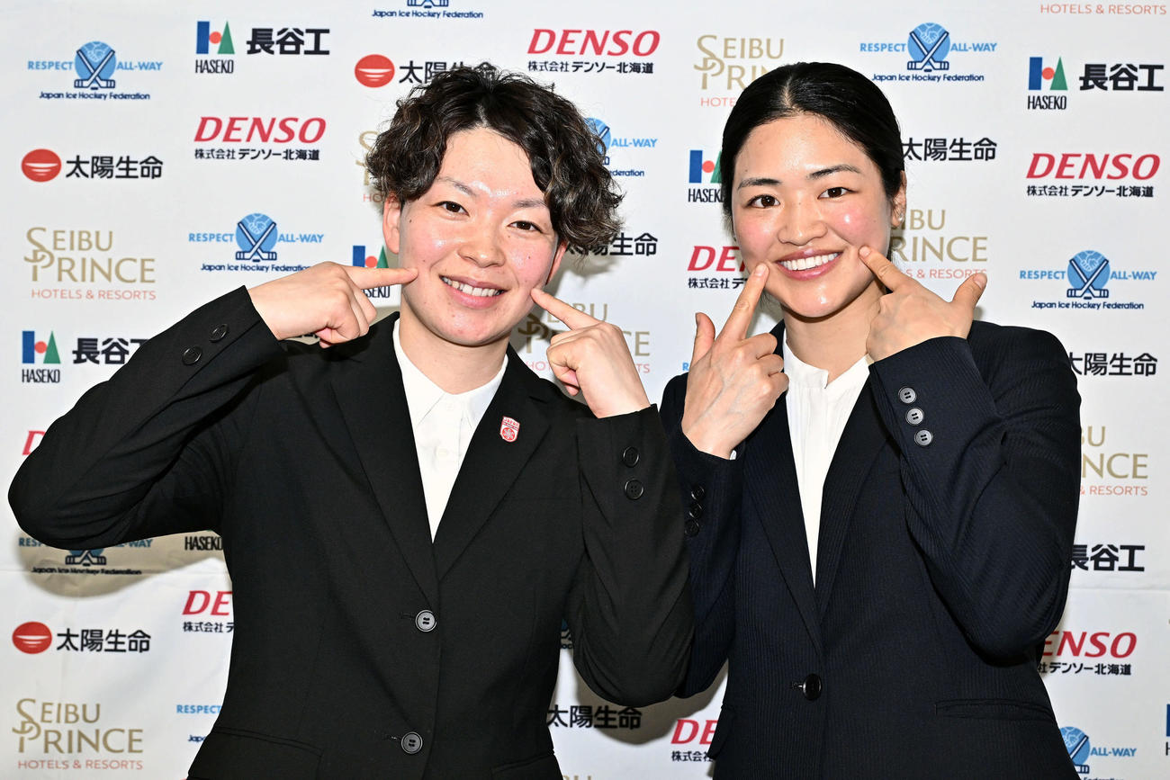 スマイルポーズをする小池（左）と細山田（撮影・滝沢徹郎）