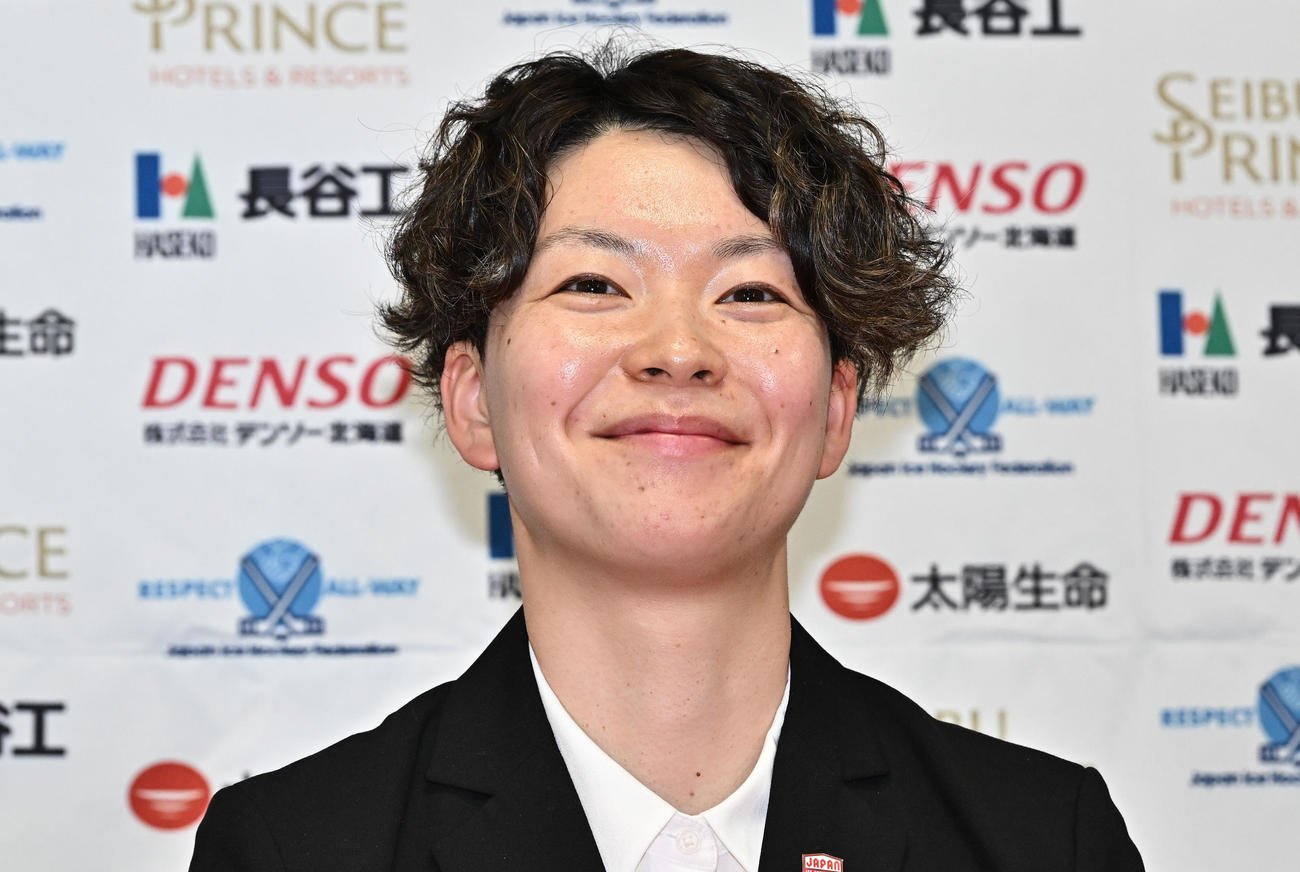 会見で笑顔の小池（撮影・滝沢徹郎）