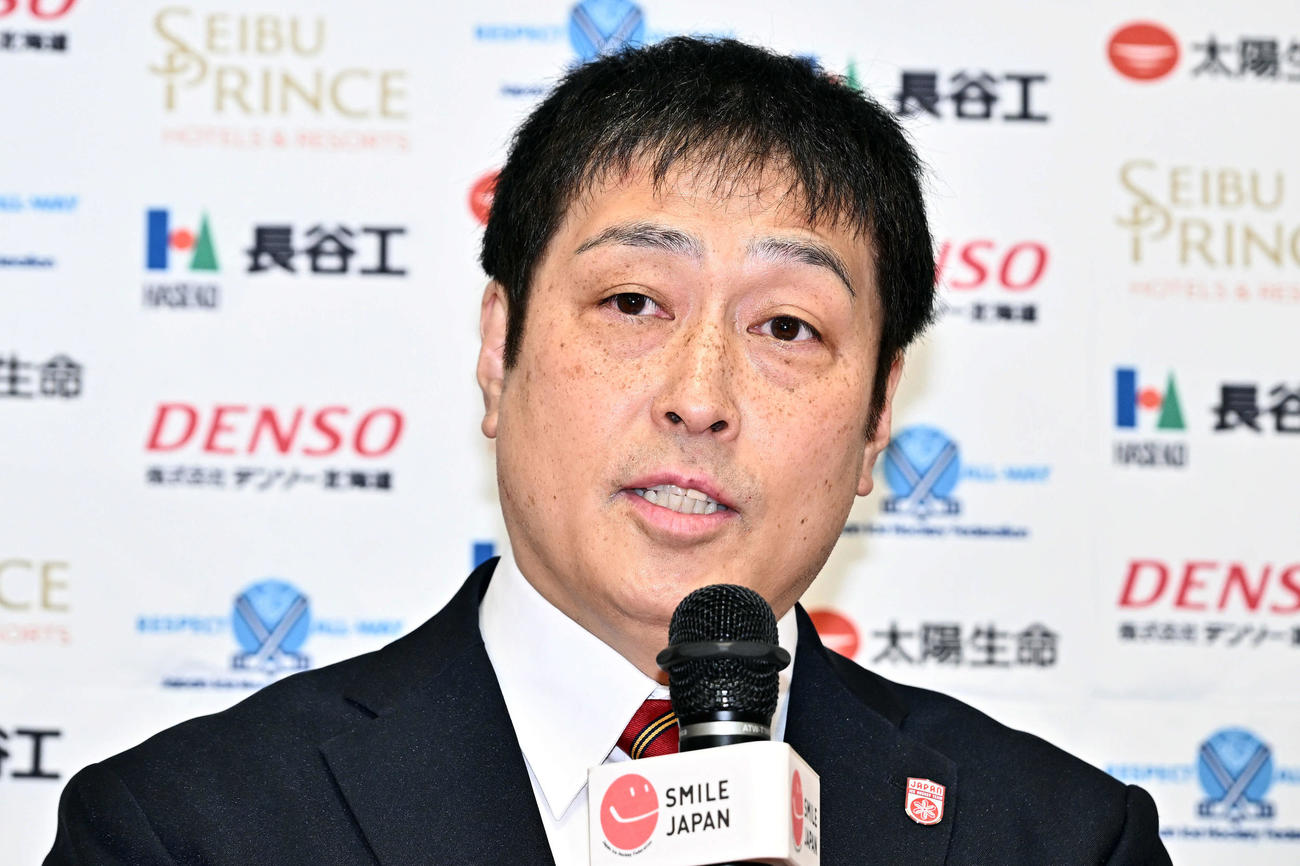会見する飯塚監督（撮影・滝沢徹郎）