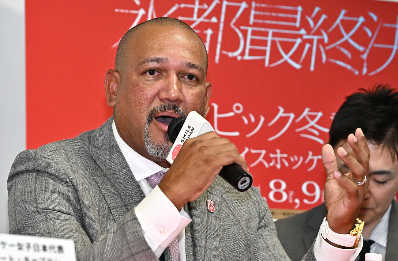 会見するラミレス理事（撮影・滝沢徹郎）
