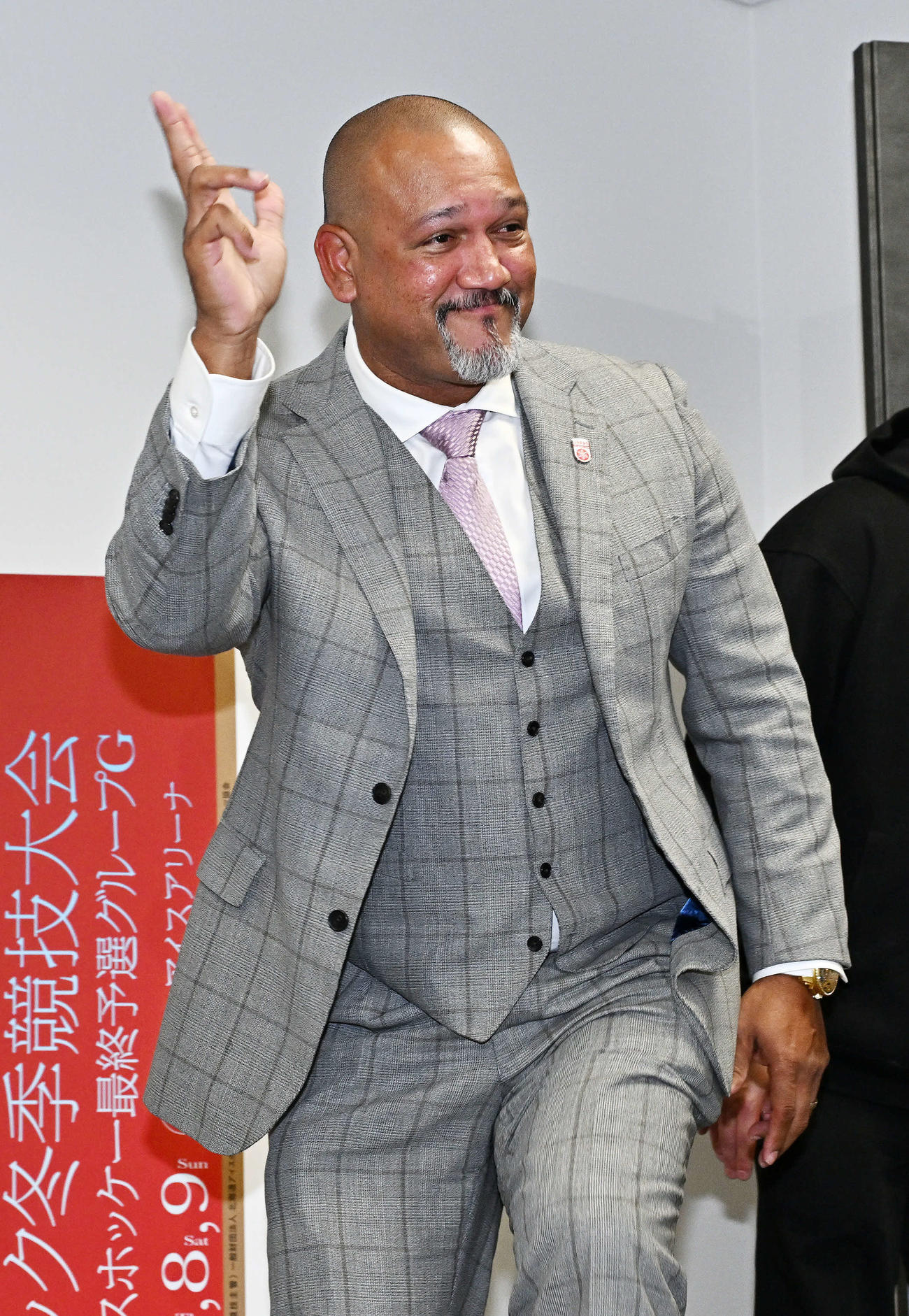 ポーズを決めながら会見場を後にするラミレス理事（撮影・滝沢徹郎）