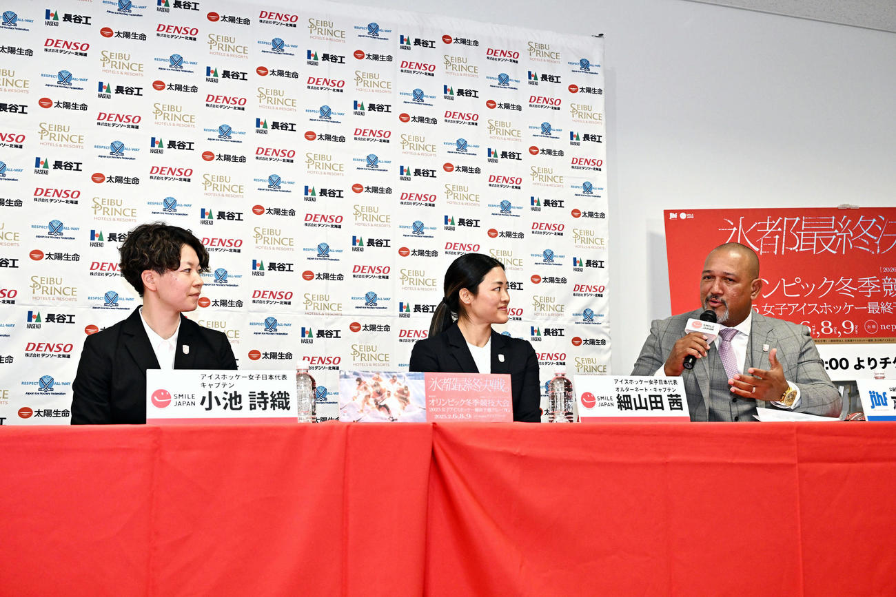 会見するラミレス理事（右）の話しを聞く小池（左）と細山田（撮影・滝沢徹郎）