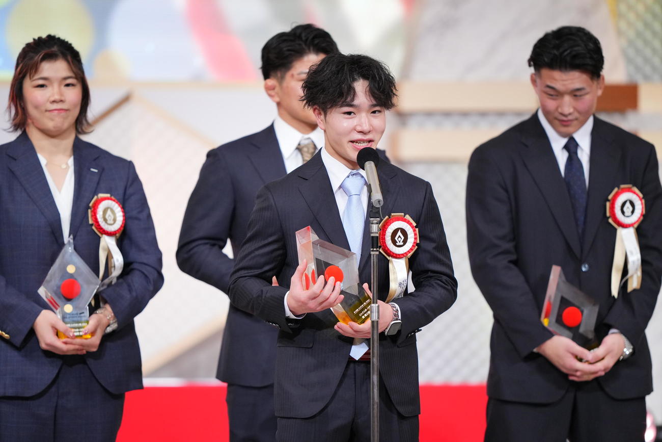 第58回テレビ朝日ビッグスポーツ賞表彰式であいさつするビッグスポーツ賞の体操男子日本代表岡（撮影・垰建太）