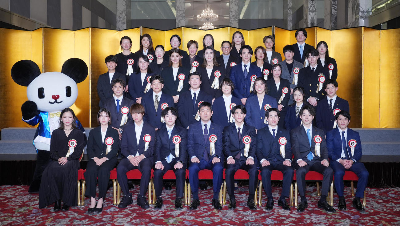 第58回テレビ朝日ビッグスポーツ賞表彰式で写真に納まる受賞者たち（撮影・垰建太）前列左からブレイキンAMI（湯浅亜実）、スケートボード吉沢恋、堀米雄斗、体操岡慎之助、サッカー日本代表森保一監督、体操橋本大輝、萱和磨、杉野正尭、谷川航、2列目左からShigekix（半井重幸）、レスリング清岡幸大郎、日下尚、藤波朱理、鏡優翔、フィギュアスケート島田麻央、飛び込み玉井陸斗、3列目左から女子ソフトボール坂本結愛、炭谷遥香、切石結女、競泳大橋悠依さん、入江陵介氏、女子ソフトボール藤本麗、近代五種佐藤大宗、4列目左から女子ソフトボール三輪さくら、坂本実桜、後藤希友、上野由岐子、石川恭子、川畑瞳、工藤環奈、5列目左から下山絵理、須藤志歩、唐牛彩名、塚本蛍、中川彩音、競泳松下知之