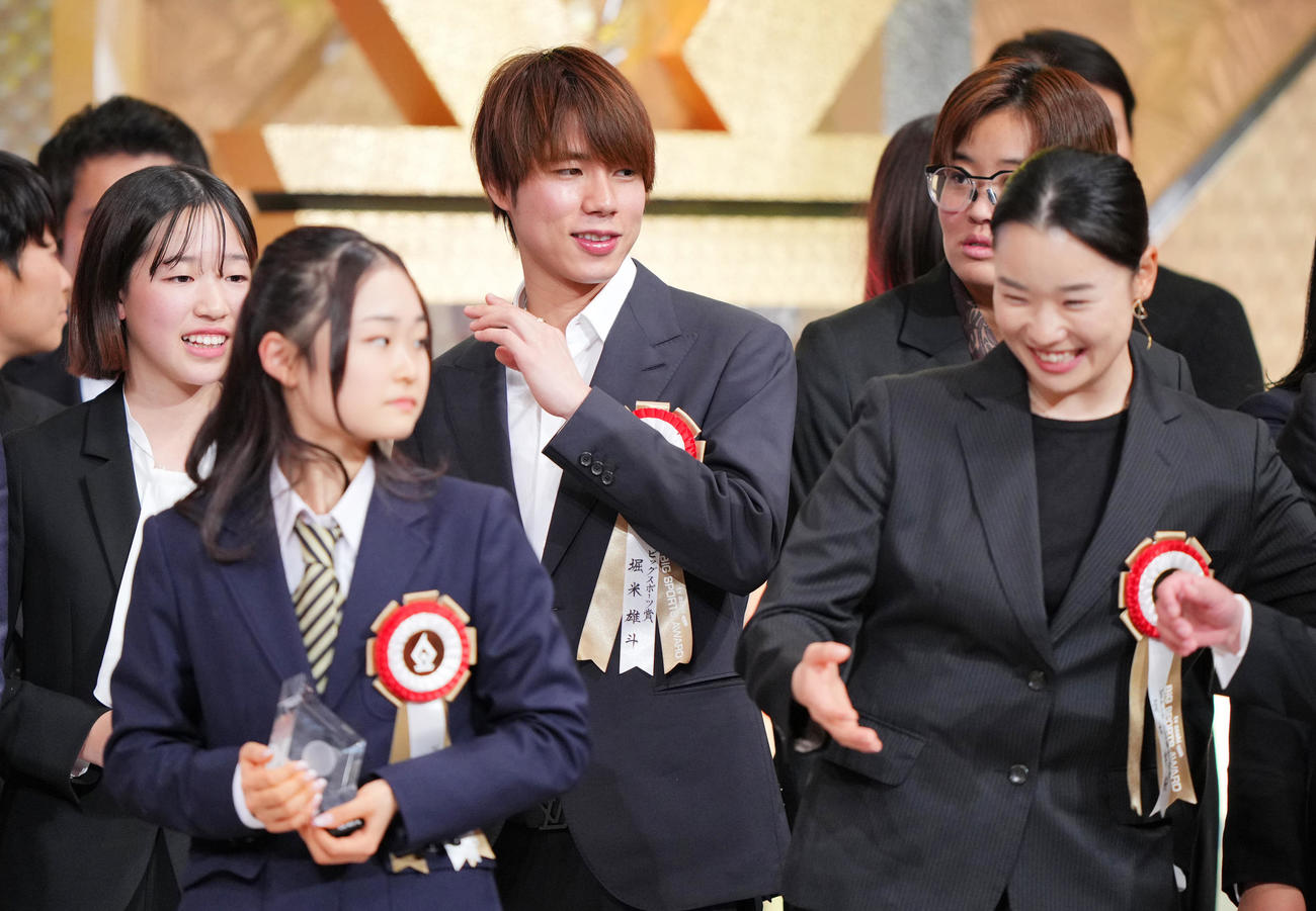 第58回テレビ朝日ビッグスポーツ賞表彰式の壇上で女子ソフトボールの選手たちと談笑するスケードボード堀米（中央）（撮影・垰建太）
