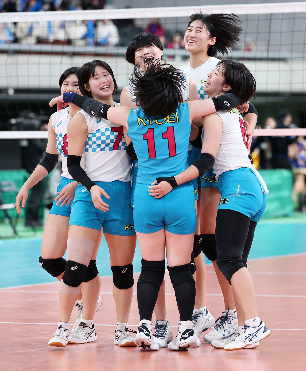 就実対共栄学園　決勝進出を決め喜ぶ共栄学園の選手たち、右から2人目は秋本（撮影・鈴木正人）