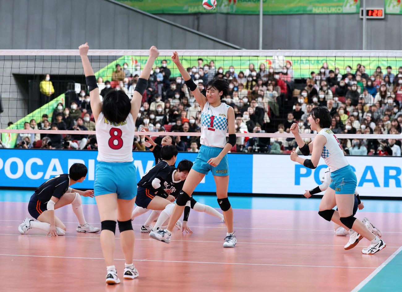 就実対共栄学園　第4セット、得点を奪いガッツポーズで喜ぶ共栄学園・秋本（中央）（撮影・鈴木正人）